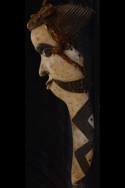Pende Mask 9 left side