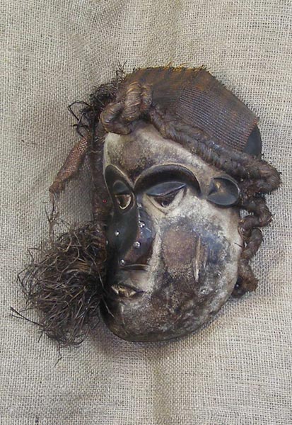 Africa pende sick mask Left Angle