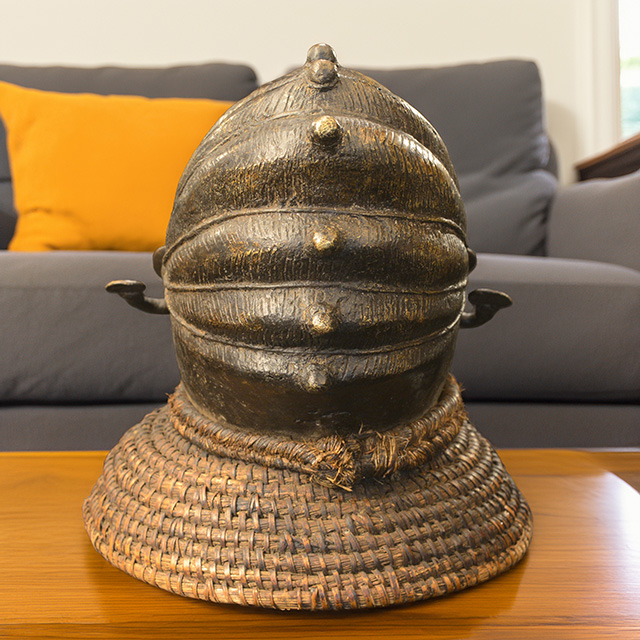 Yoruba bronze 35 back - Click for a more detailed view of this African bronze. Yoruba bronze