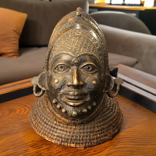 Yoruba bronze 35 - Click for a more detailed view of this African bronze. Yoruba bronze 35